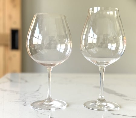 Old and New World Pinot Noir glasses differ based on the lip at the rim of the glass